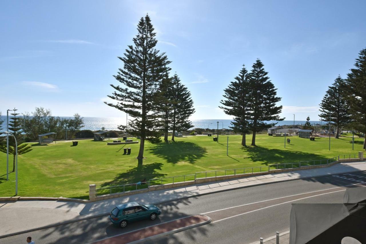 Mullaloo Beach Hotels & Apartments Exterior photo