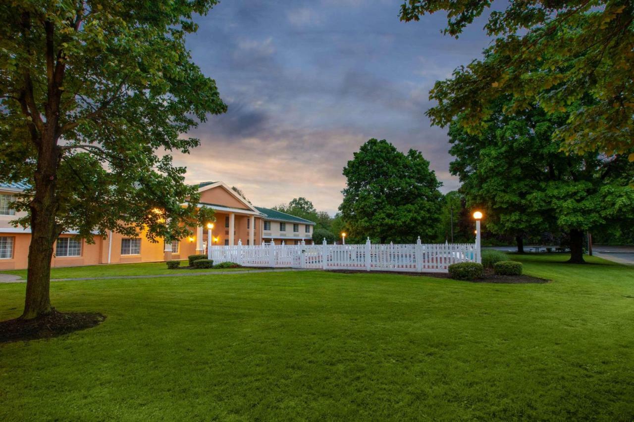 Baymont By Wyndham Harrisburg Hotel Exterior photo