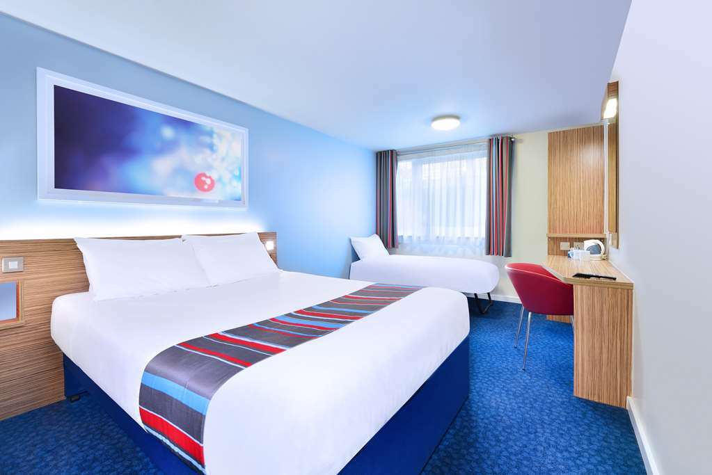 Travelodge London Central City Road Room photo