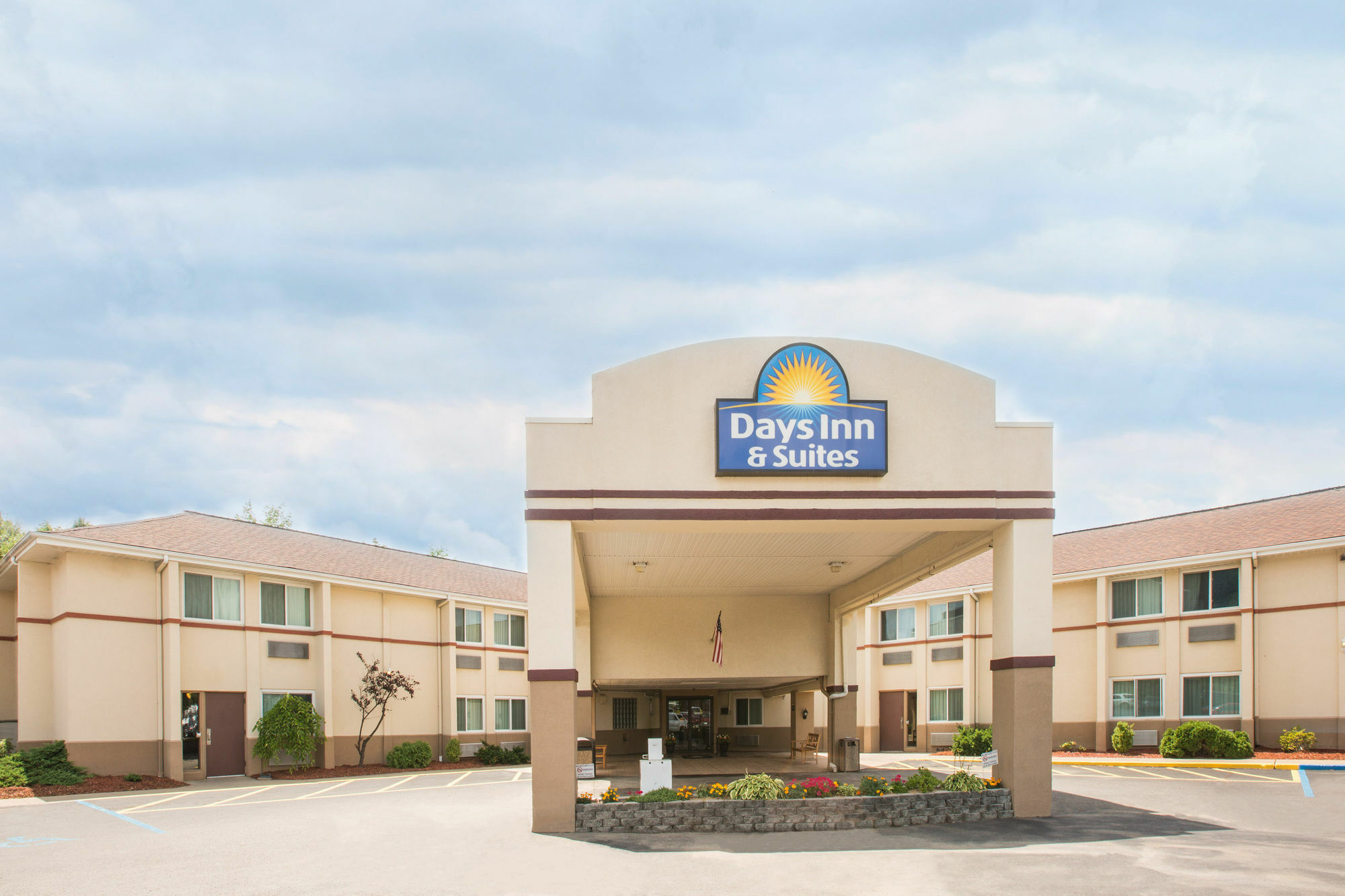 Days Inn & Suites By Wyndham Bridgeport - Clarksburg Exterior photo