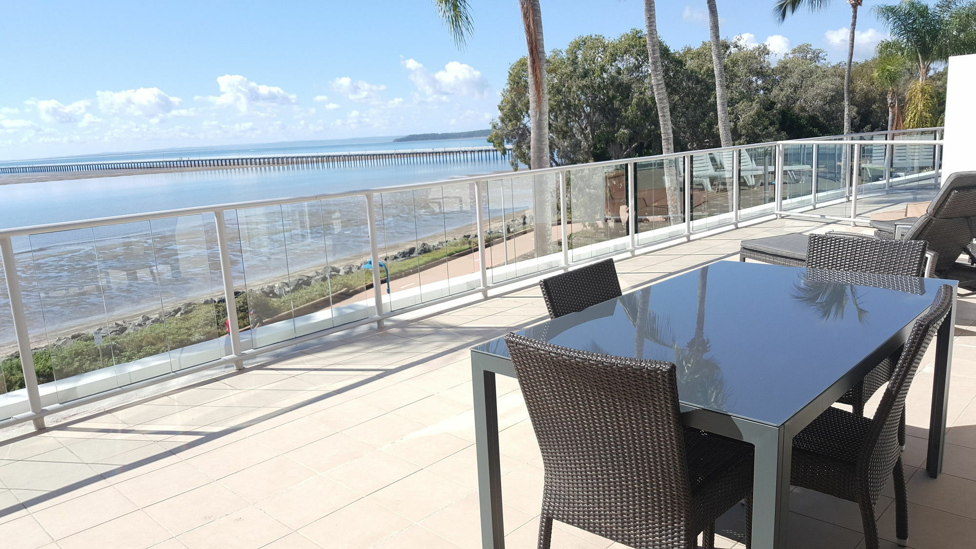 Pier Resort Urangan Exterior photo