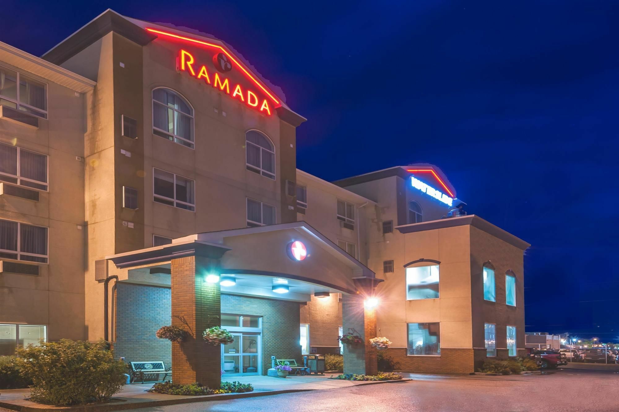 Ramada By Wyndham Airdrie Hotel & Suites Exterior photo