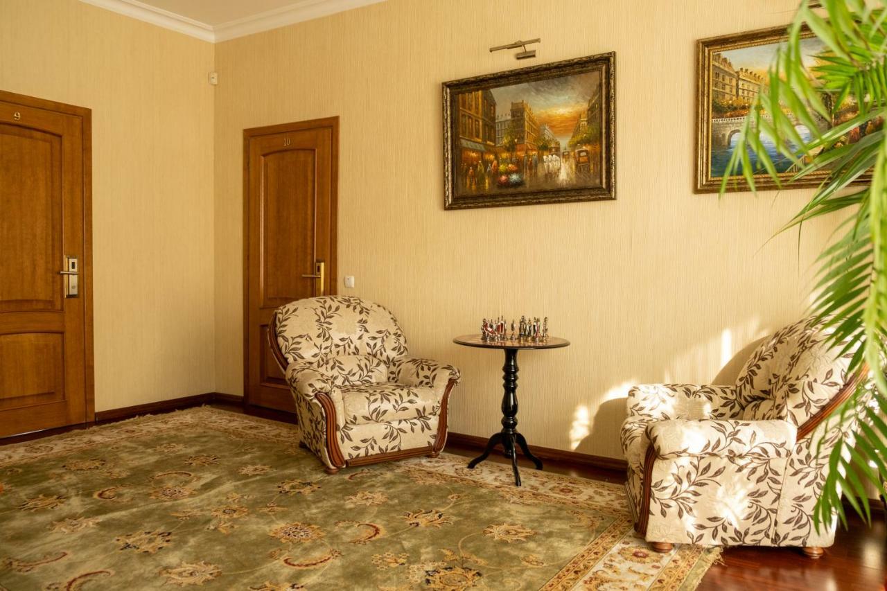 Diplomat Club Hotel Chisinau Exterior photo