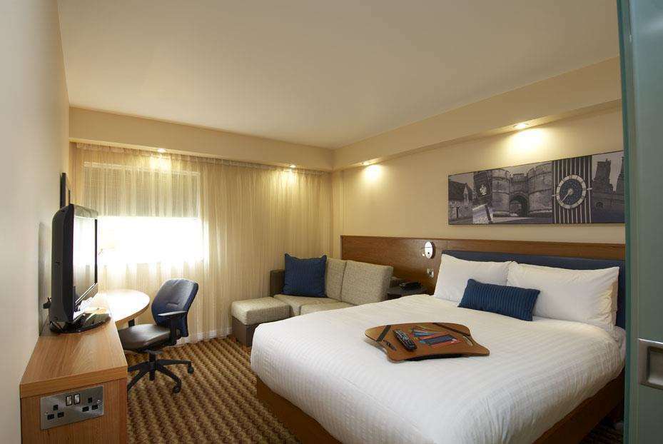 Hampton By Hilton Corby Hotel Room photo