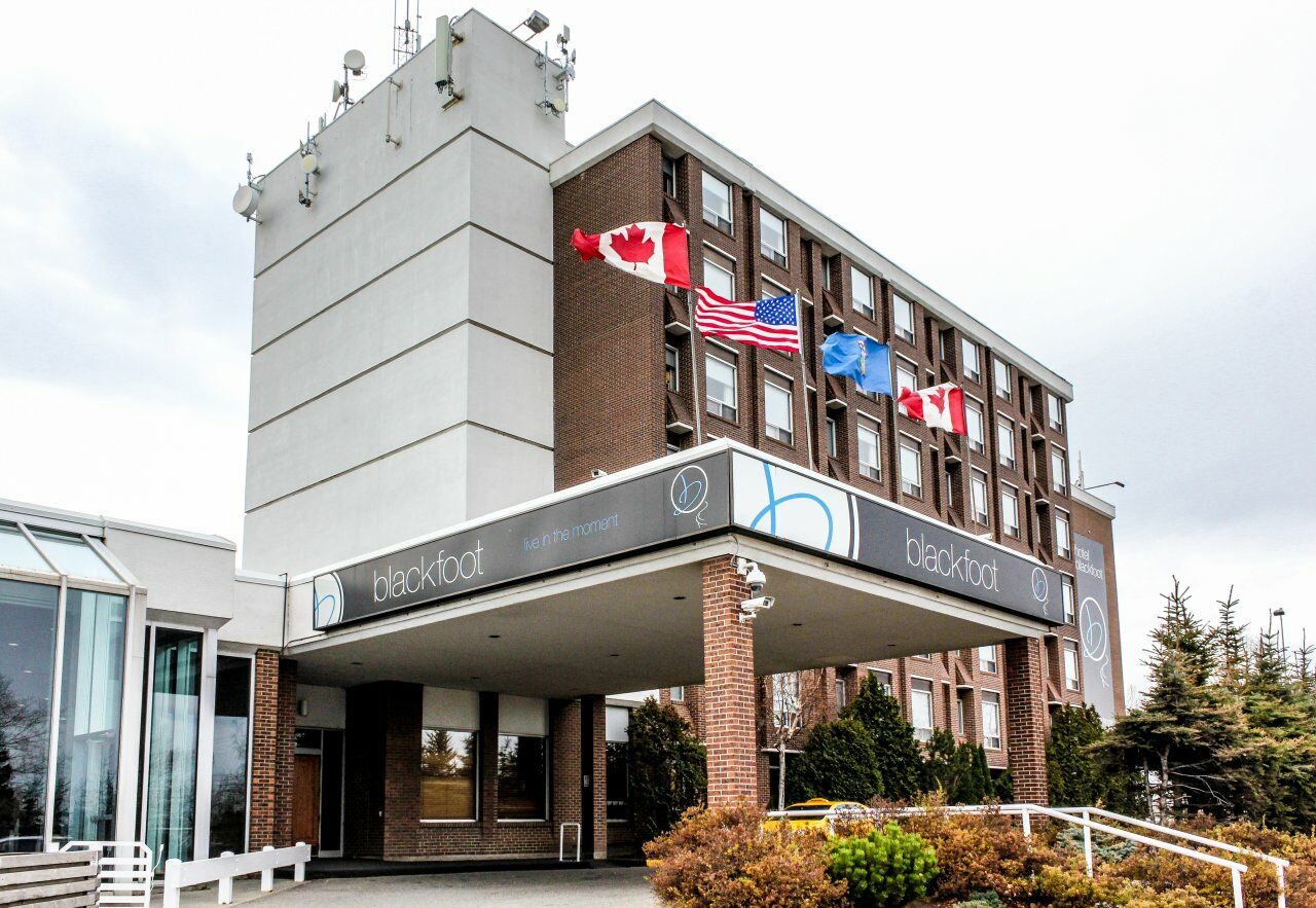 Hotel Blackfoot Calgary Exterior photo