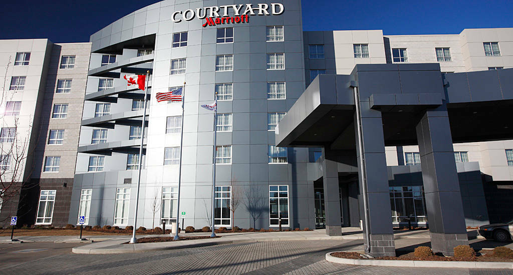 Courtyard By Marriott Calgary Airport Hotel Exterior photo