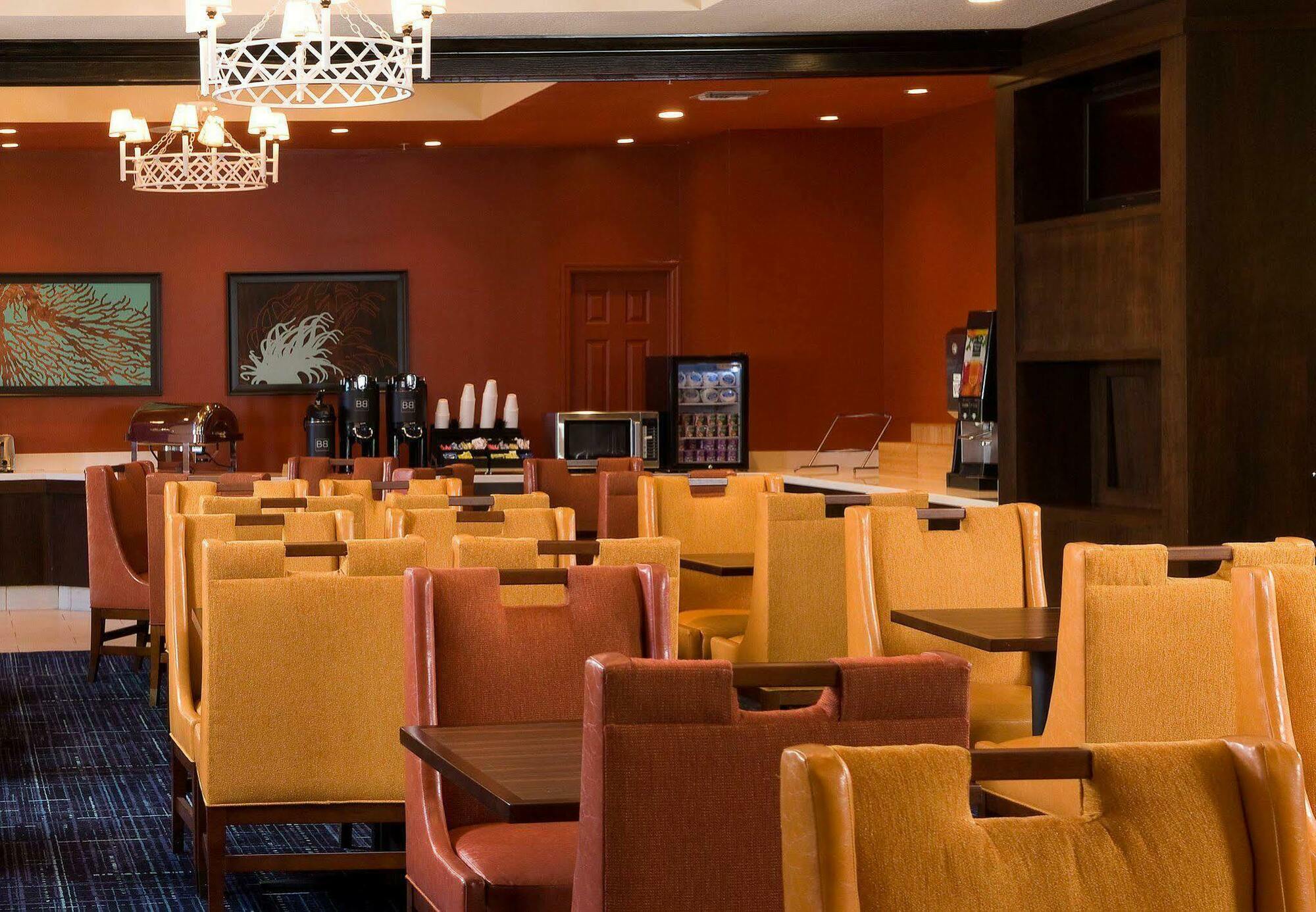 Fairfield Inn & Suites By Marriott Orlando Lake Buena Vista Restaurant photo