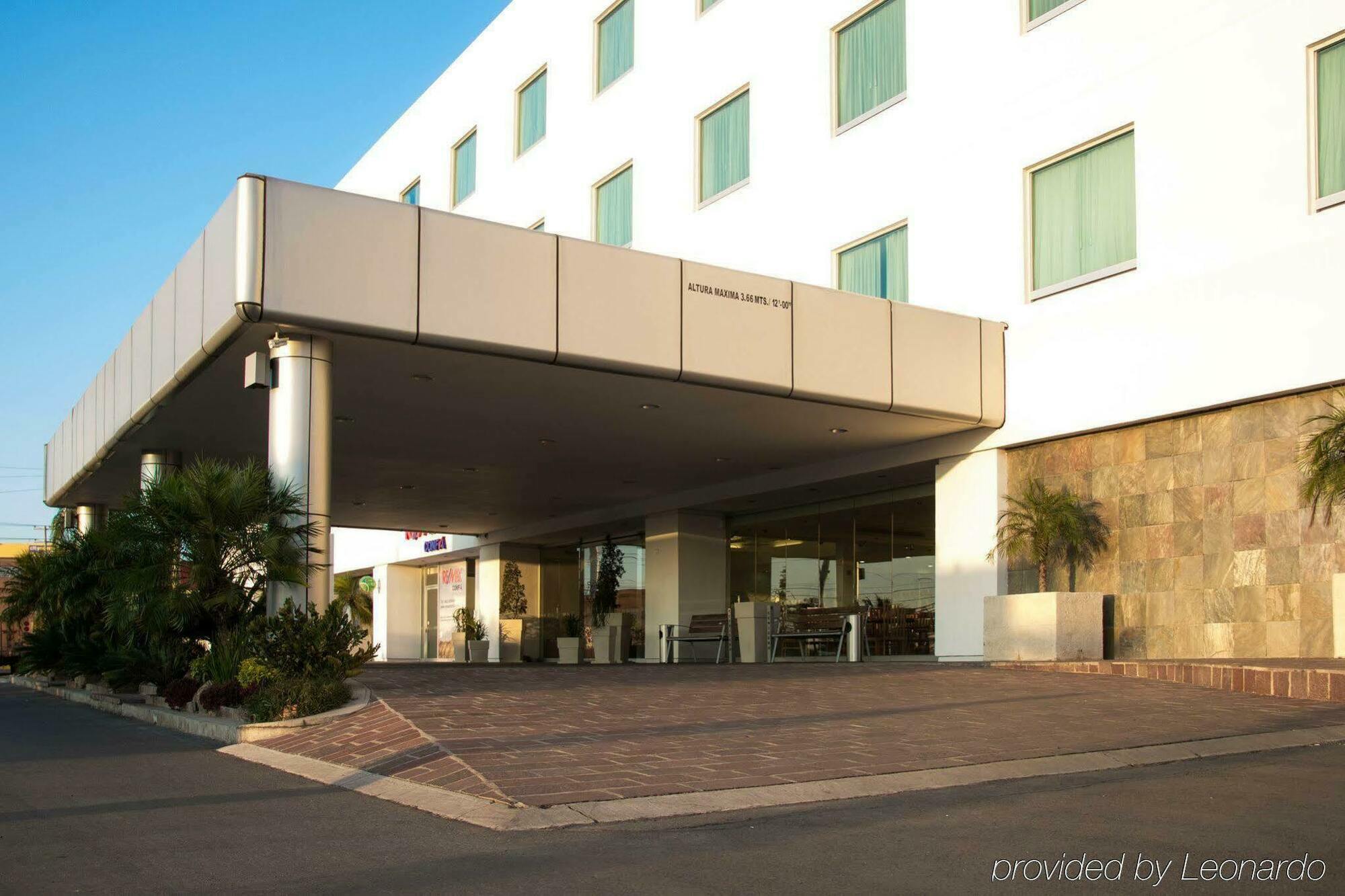 Holiday Inn Express & Suites Irapuato Exterior photo