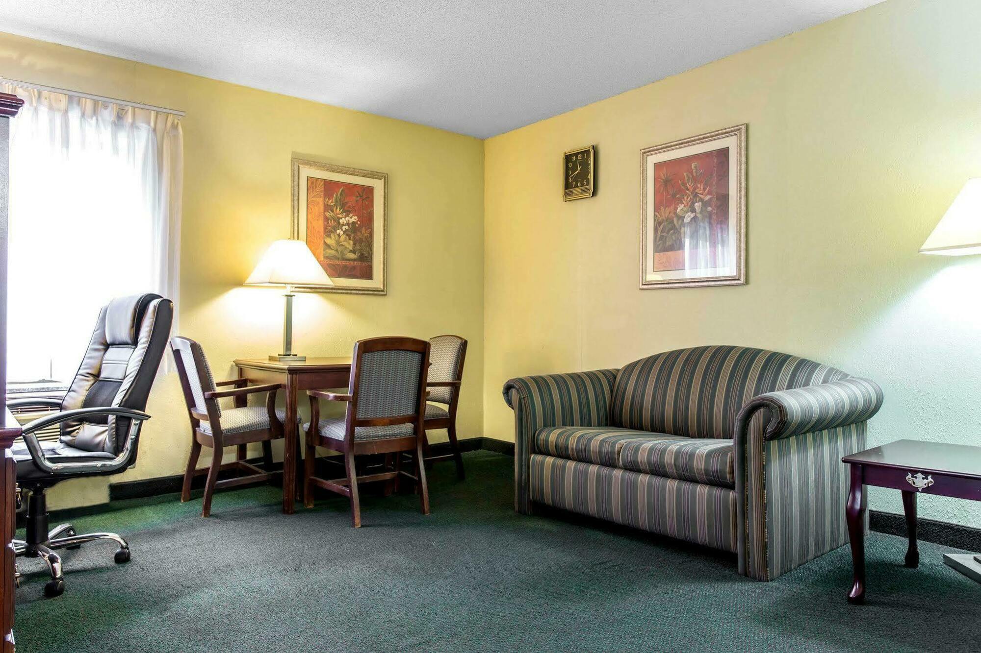 Lake Norman Inn And Suites Cornelius Exterior photo