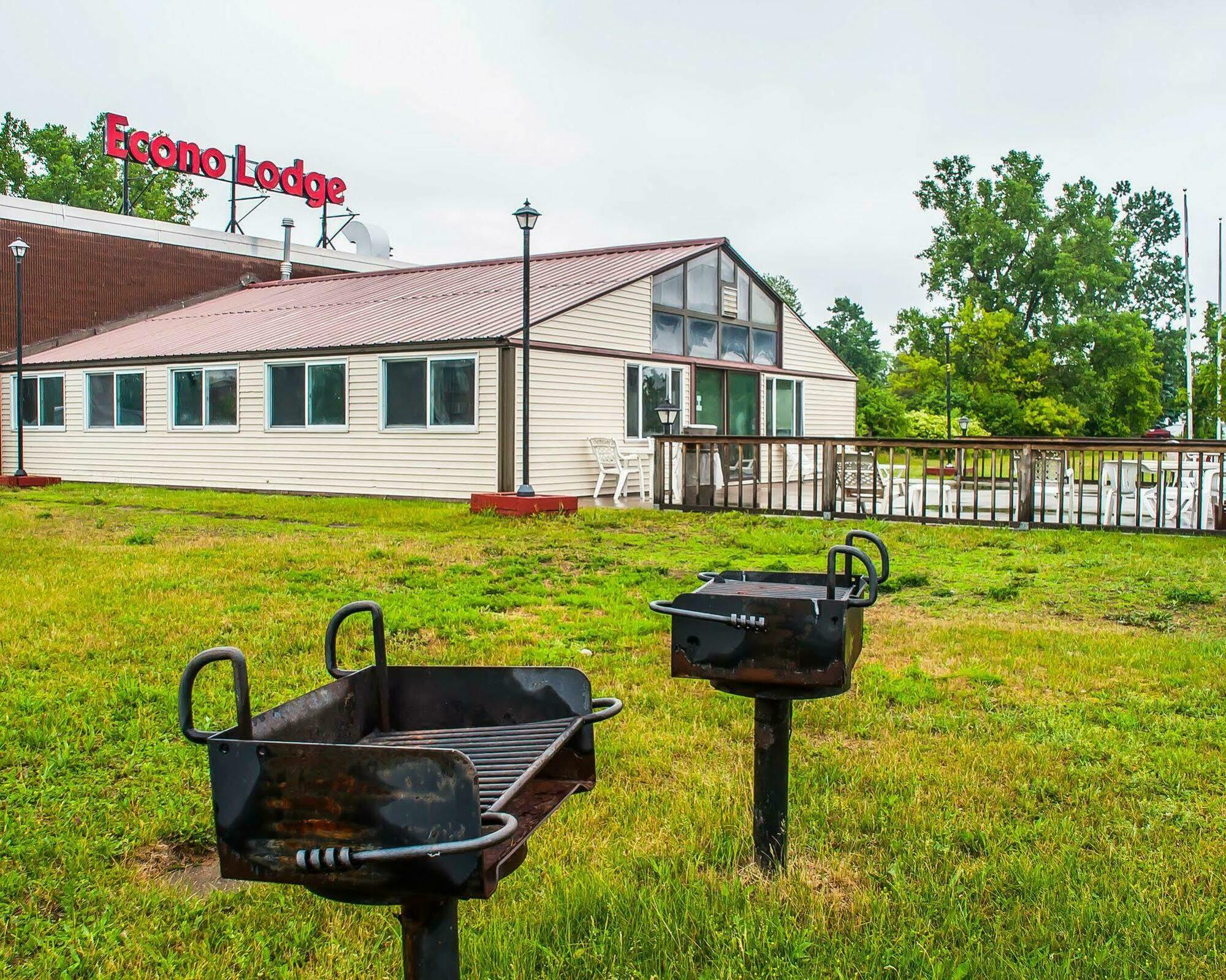 Adirondack Efficiencies Hotel Watertown Exterior photo