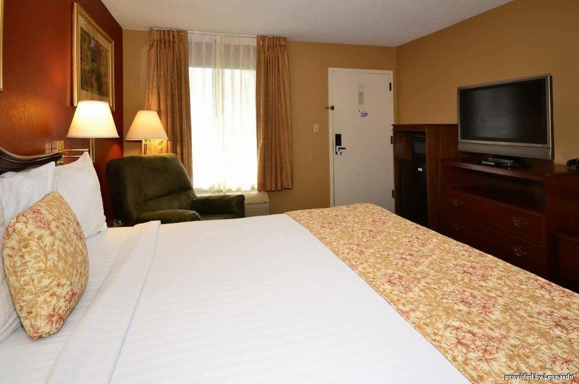 Surestay Plus Hotel By Best Western Southern Pines Pinehurst Room photo
