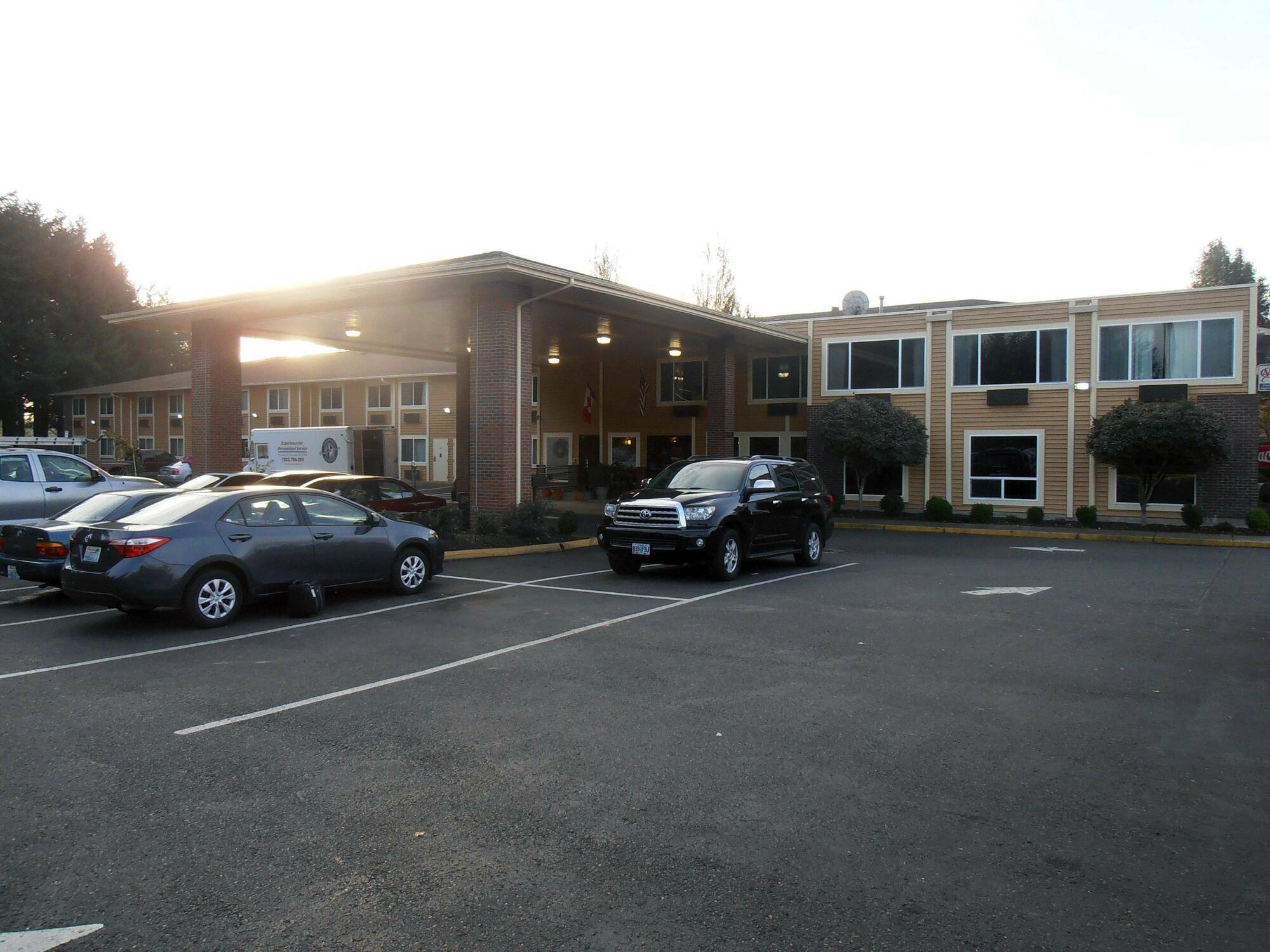 Quality Inn & Suites Vancouver North Exterior photo