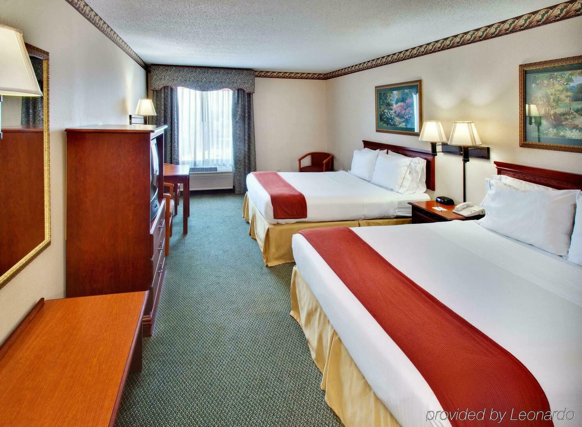 Holiday Inn Express & Suites Clinton, An Ihg Hotel Room photo