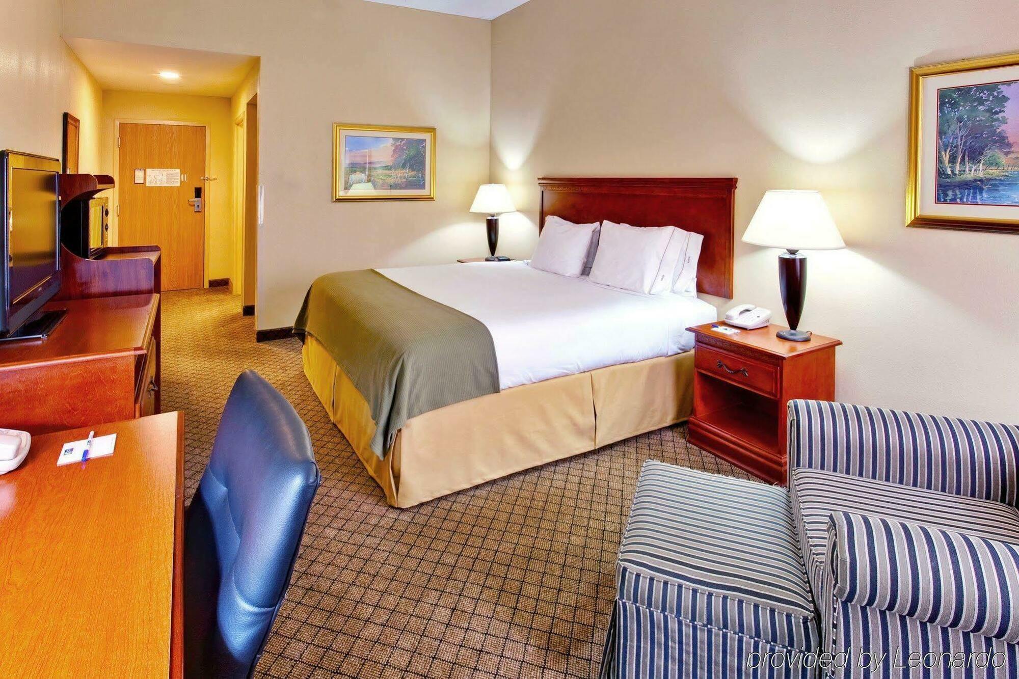 Holiday Inn Express & Suites Greenwood Room photo