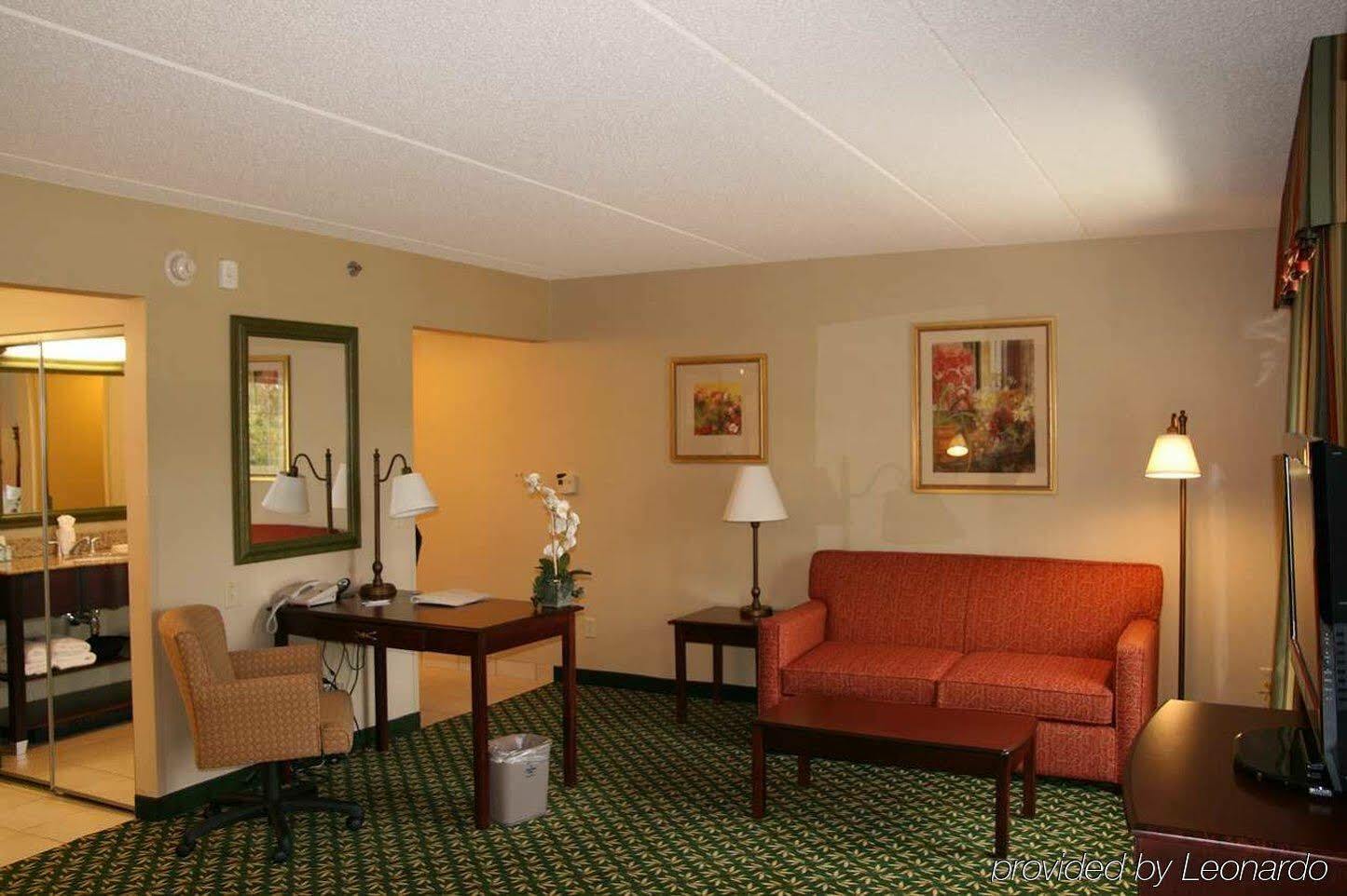 Hampton Inn & Suites Berkshires-Lenox Exterior photo