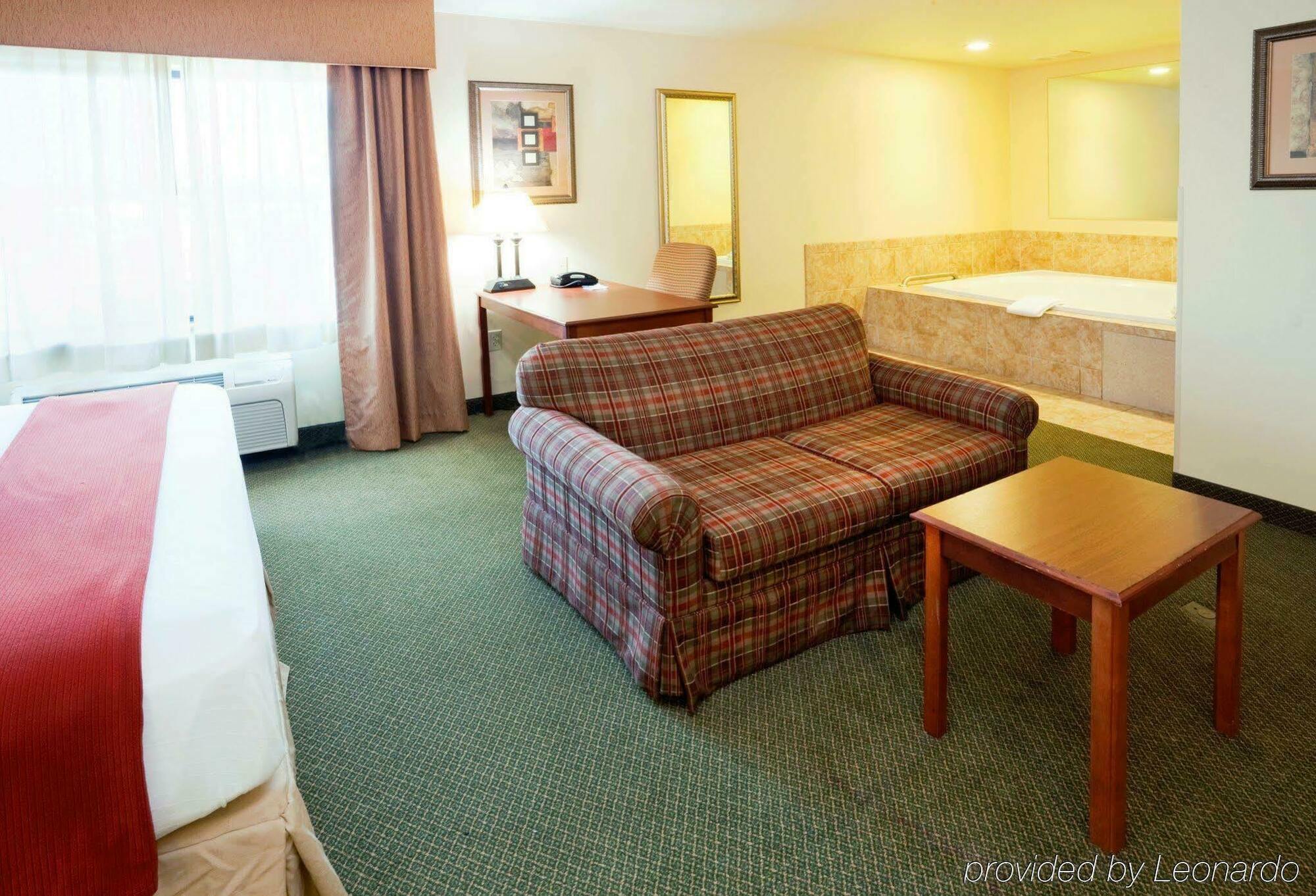 Holiday Inn Express & Suites Rocky Mount Smith Mountain Lake, An Ihg Hotel Exterior photo