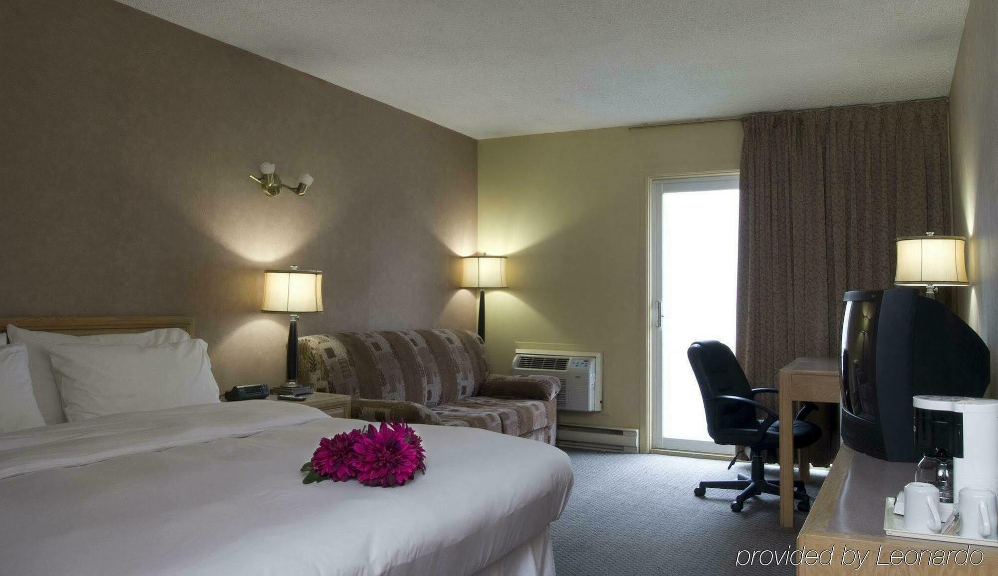 Clarion Pointe Quebec Airport Hotel Room photo