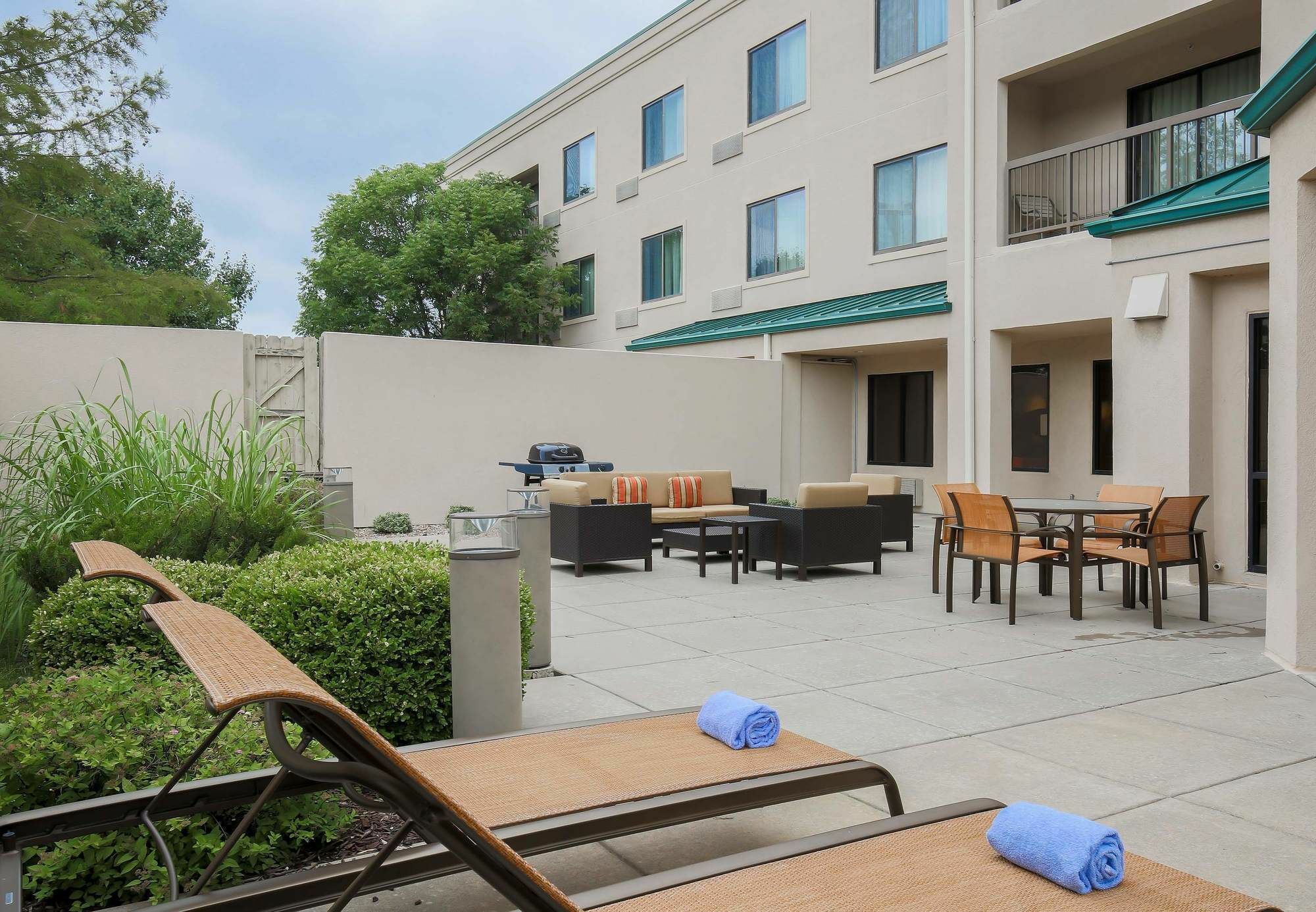 Courtyard By Marriott Topeka Exterior photo