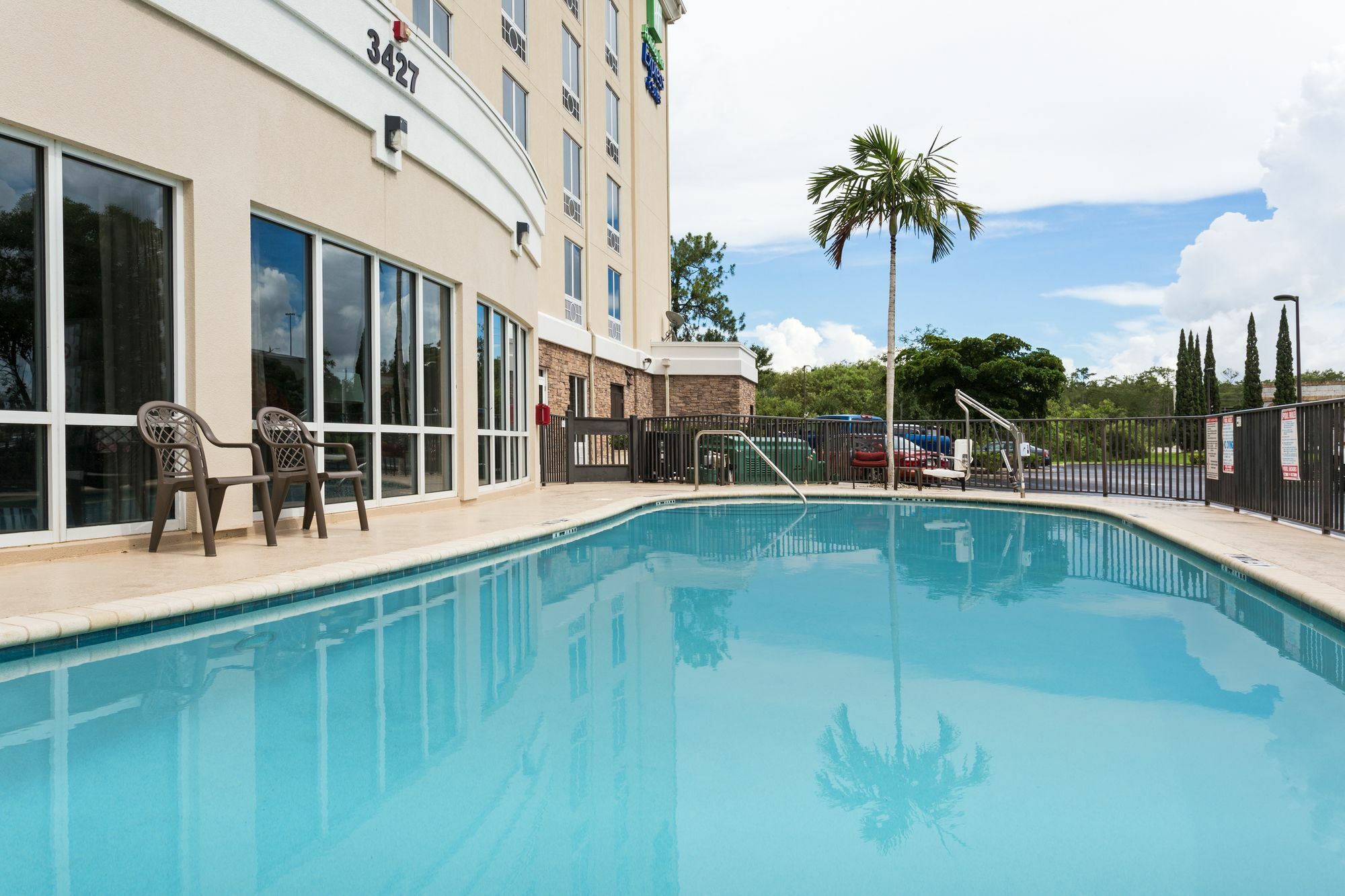 Holiday Inn Express Hotel & Suites Fort Myers East - The Forum, An Ihg Hotel Exterior photo