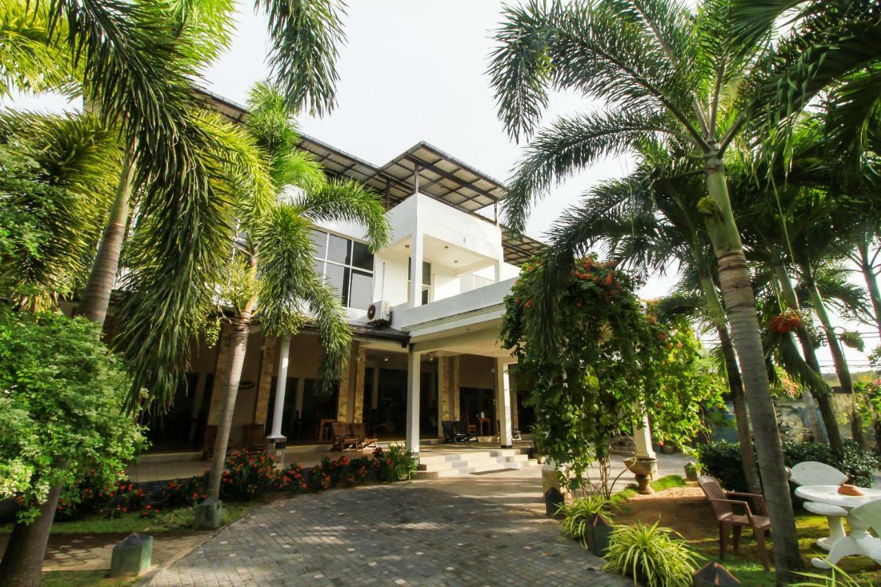 Maple Leaf Hotel Negombo Exterior photo