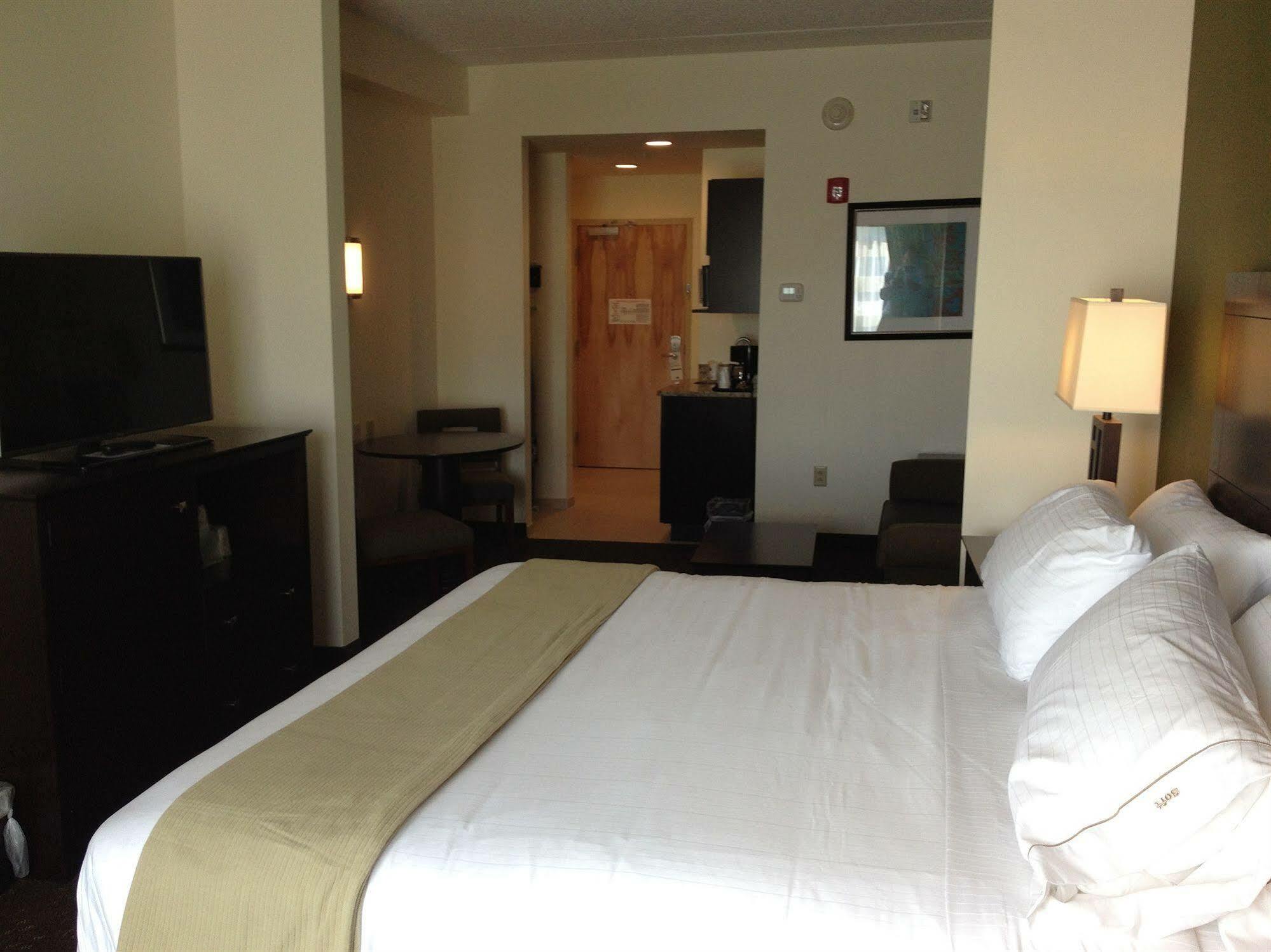 Holiday Inn Express & Suites Geneva Finger Lakes, An Ihg Hotel Exterior photo