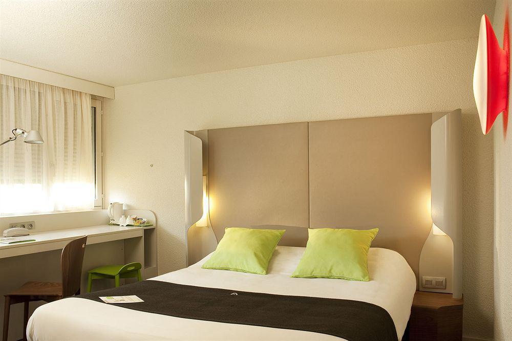 Campanile Dreux Hotel Room photo