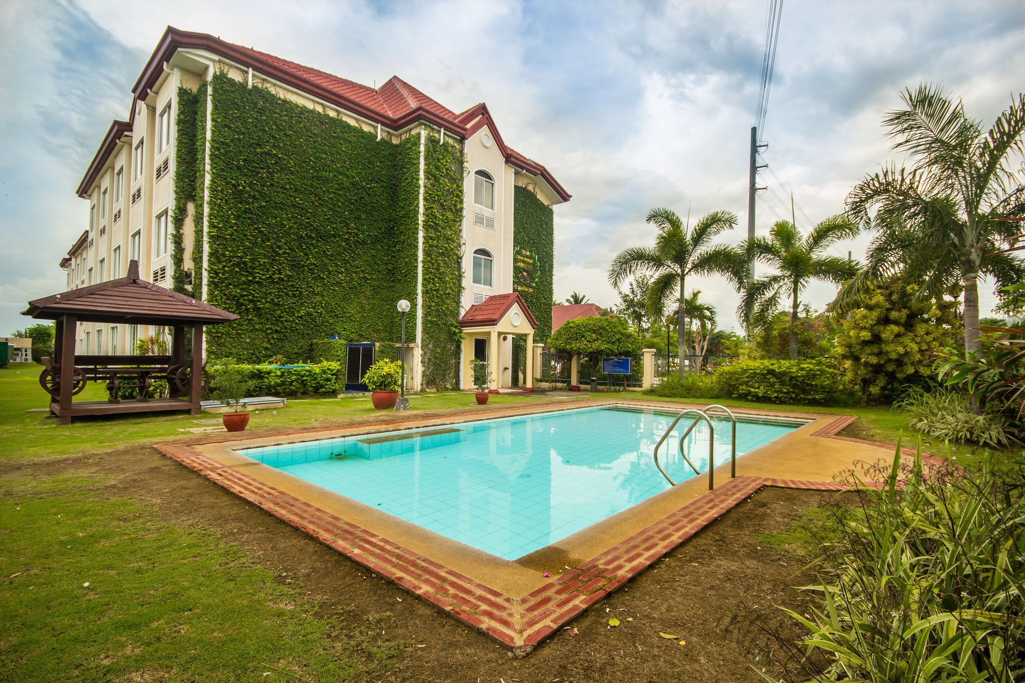 Microtel By Wyndham Batangas Santo Tomas Exterior photo