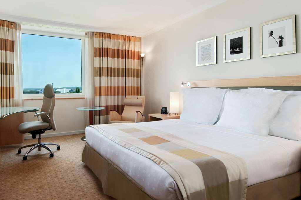 Hilton Dusseldorf Hotel Room photo