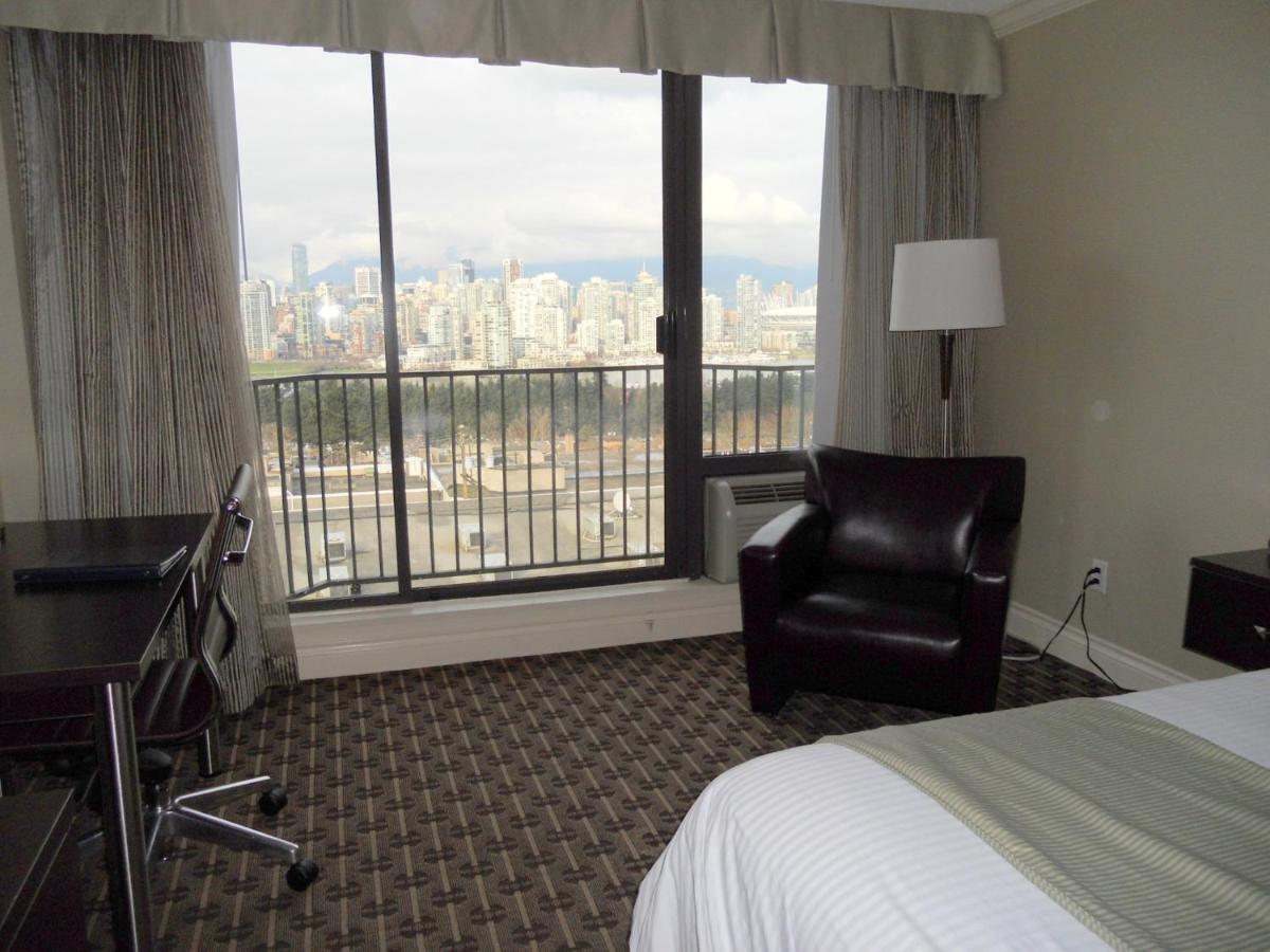 Park Inn & Suites By Radisson Vancouver Exterior photo