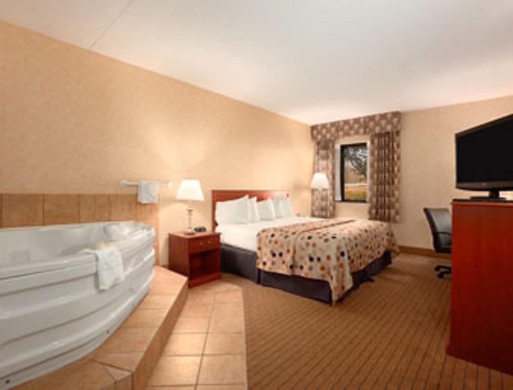 Baymont By Wyndham Elkhart Hotel Room photo