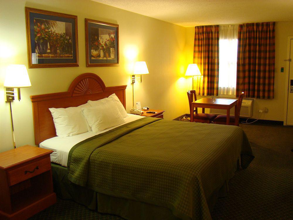 Quality Inn & Suites - Garland Room photo