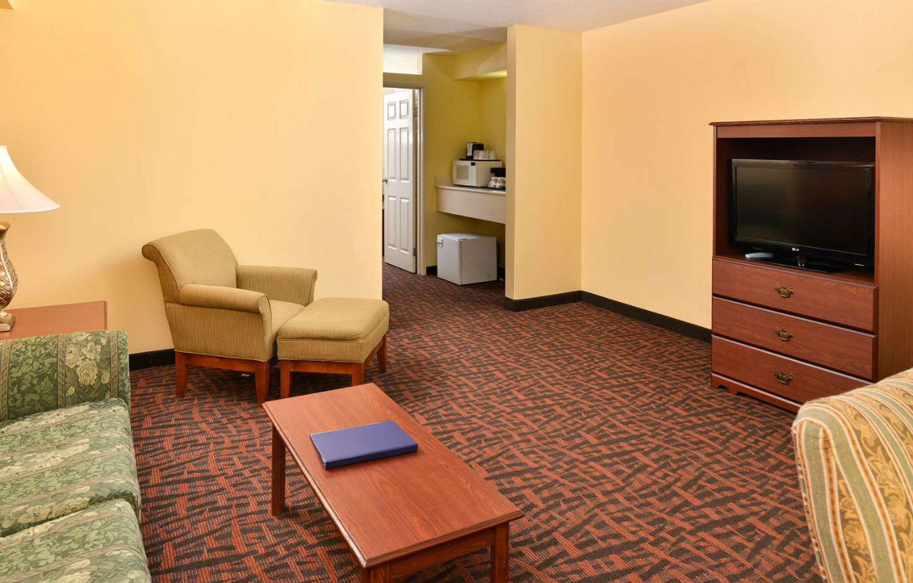 Best Western Louisville East Inn & Suites Exterior photo
