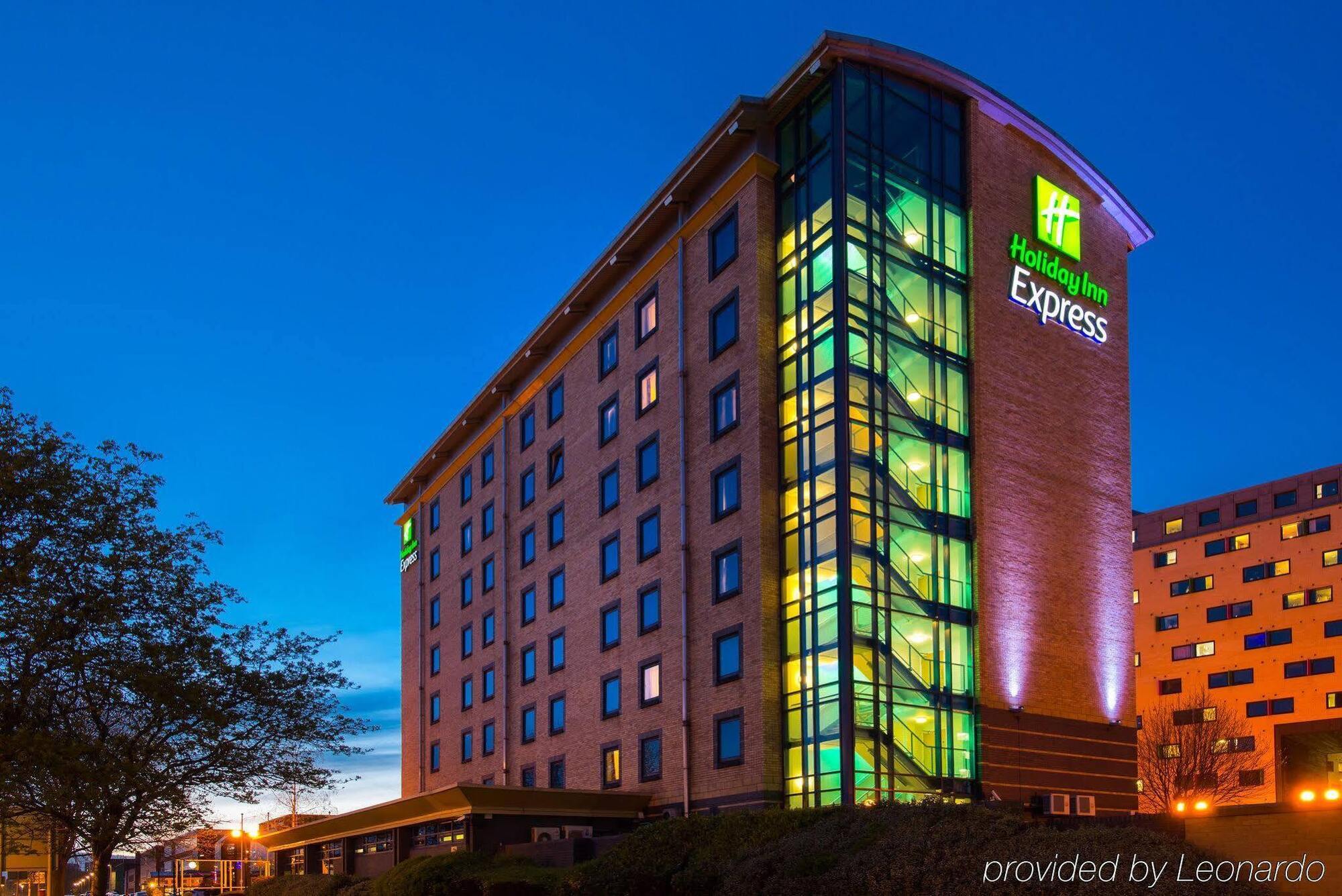 Holiday Inn Express Leeds City Centre, An Ihg Hotel Exterior photo