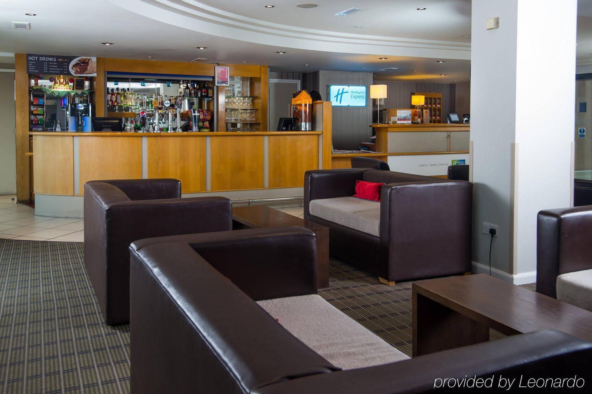 Holiday Inn Express London Luton Airport, An Ihg Hotel Exterior photo
