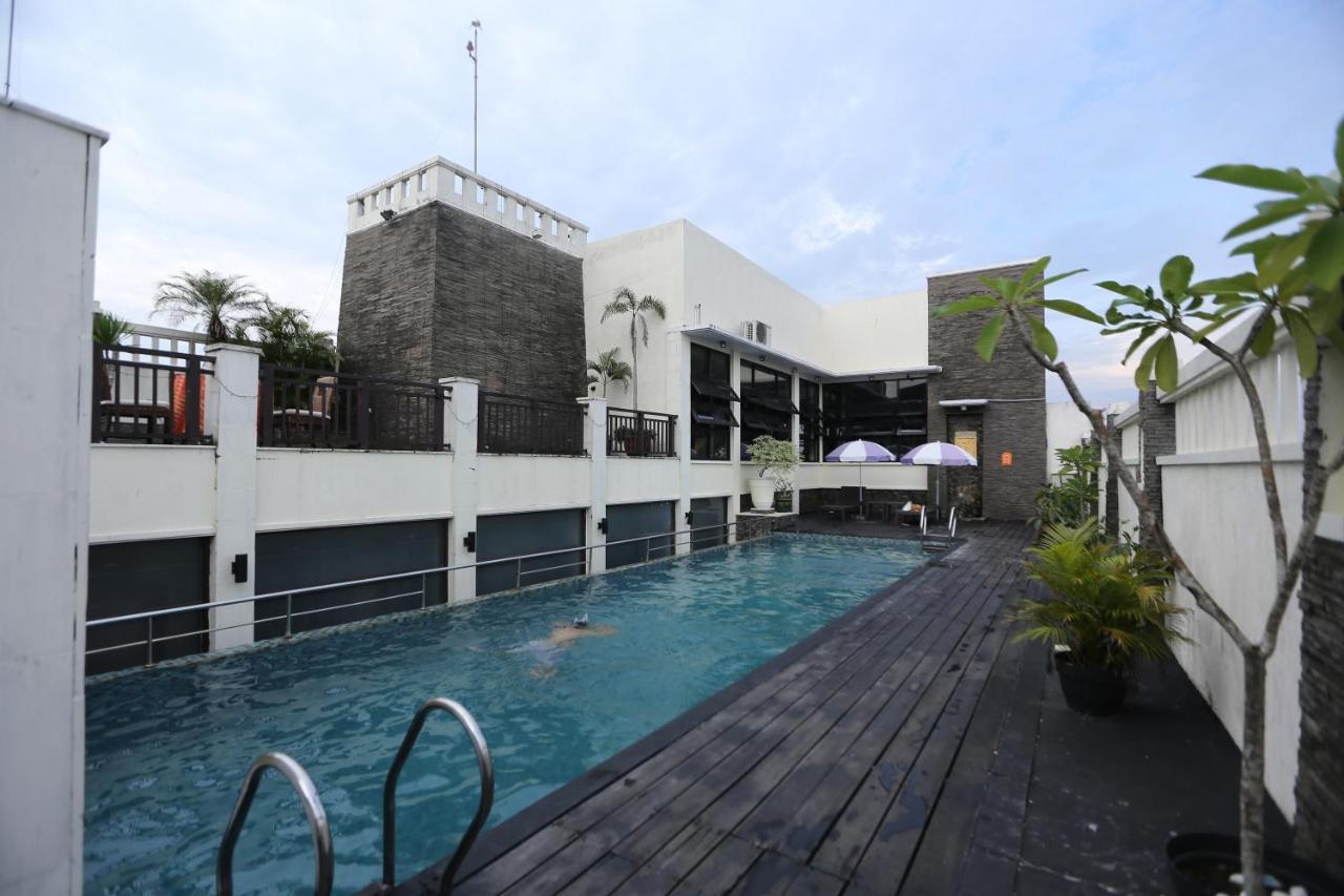 Hotel Santika Pontianak Exterior photo