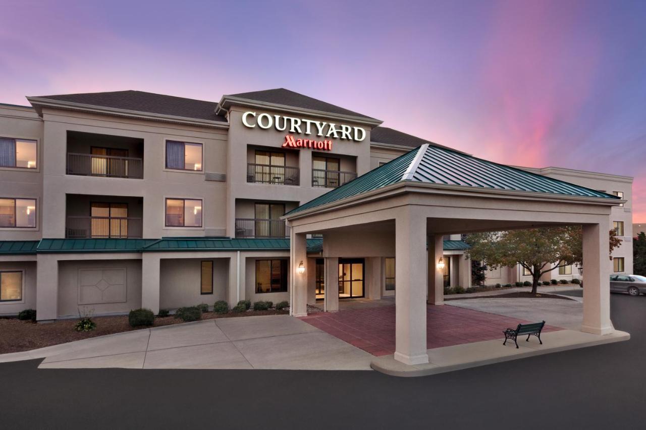 Courtyard By Marriott Topeka Exterior photo