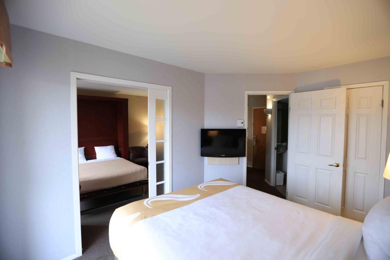 Hotel Quality Suites Sainte-Anne-de-Beaupre Exterior photo