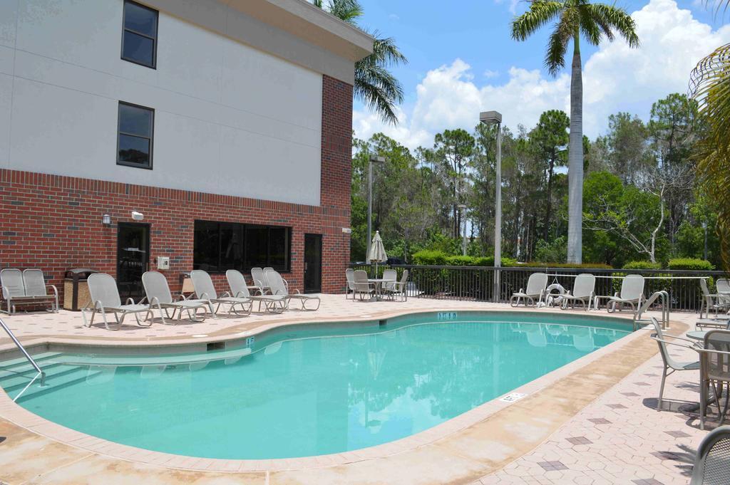 Days Inn & Suites By Wyndham Fort Myers Near Jetblue Park Exterior photo