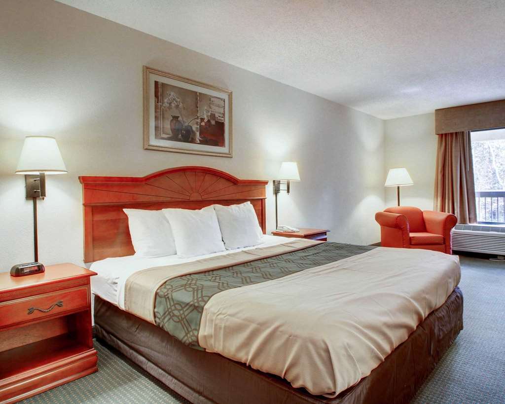 Econo Lodge Inn & Suites Gulfport Room photo