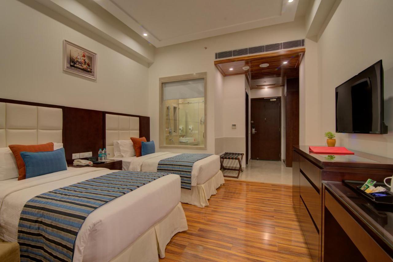 Ramada By Wyndham New Delhi Pitampura Hotel Exterior photo