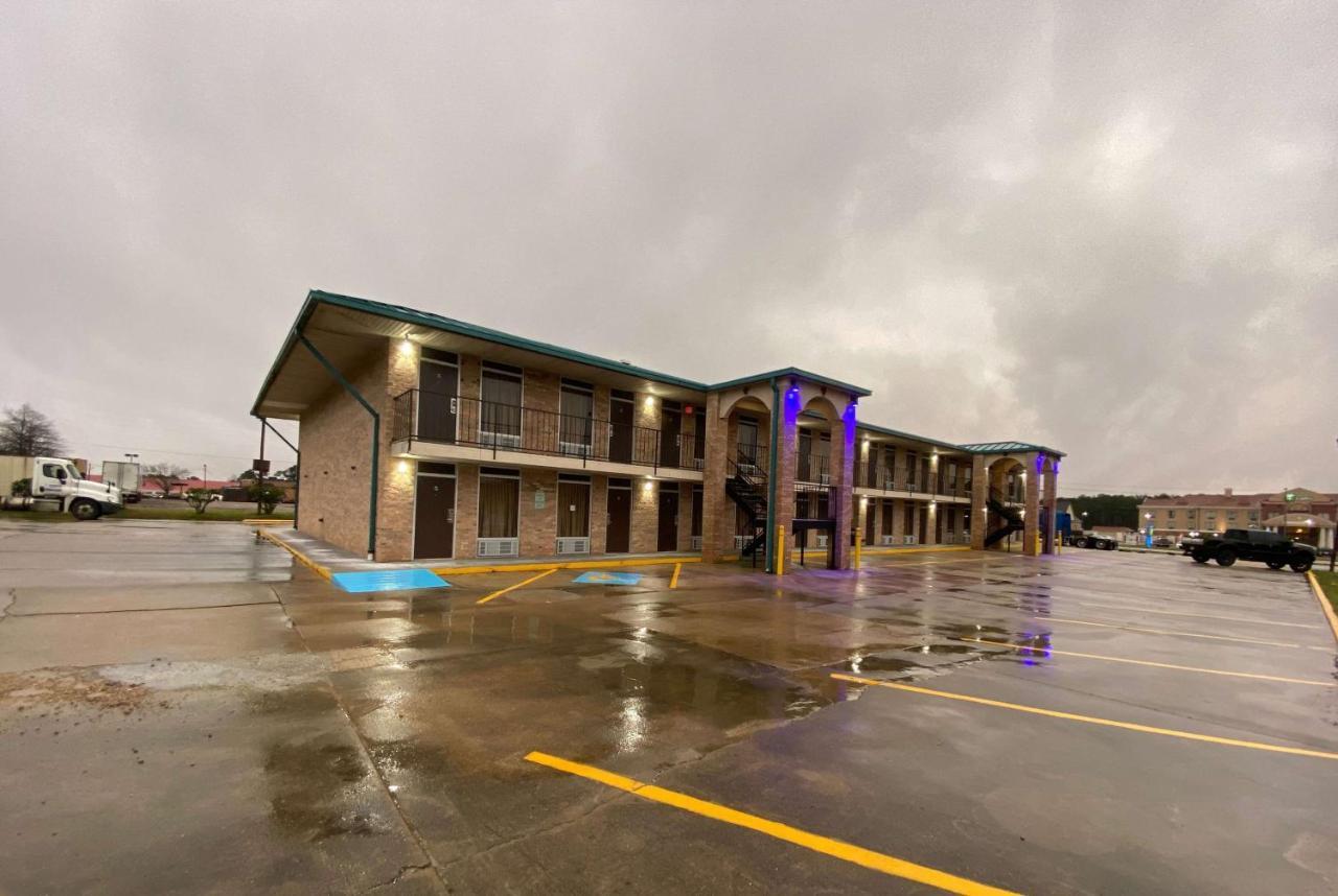 Days Inn By Wyndham Forest Exterior photo