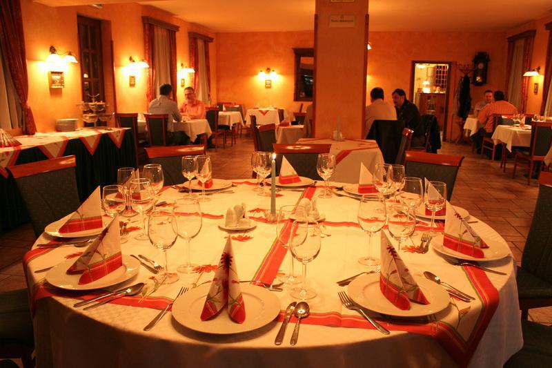 Gastland M0 Hotel & Conference Center Szigetszentmiklos Restaurant photo