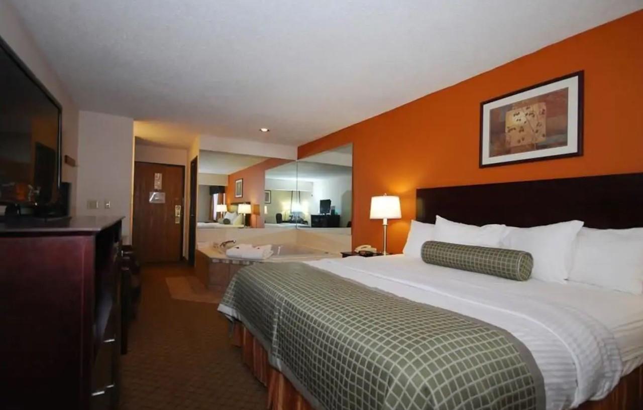 Baymont By Wyndham Delaware Hotel Room photo