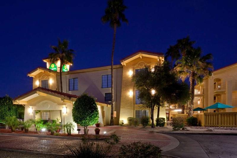 La Quinta Inn By Wyndham Phoenix Sky Harbor Airport Tempe Exterior photo