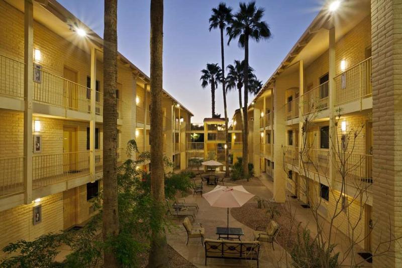 La Quinta Inn By Wyndham Phoenix Sky Harbor Airport Tempe Exterior photo