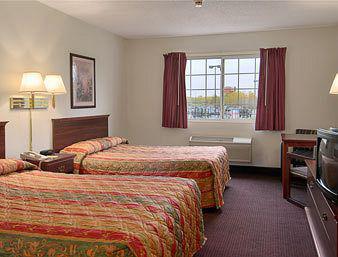 Super 8 By Wyndham Riverside/Kansas City Room photo