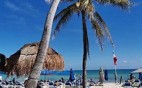 Pelicano Inn Playa Del Carmen - Beachfront Hotel Exterior photo