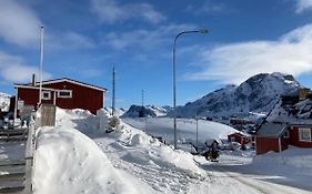 Isi4U Apartments, Snowmobile And Dogsled Sisimiut Exterior photo