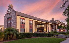 Best Western Plus Raffles Inn & Suites Anaheim Exterior photo