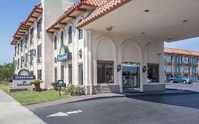 Days Inn By Wyndham Anaheim Near The Park Exterior photo